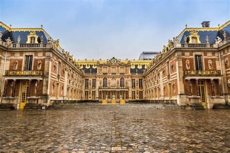 where is the palace of versailles located